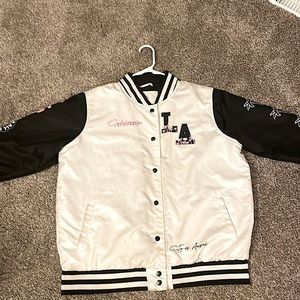 Rue21 la light puffy coat white with black accents detail  front to back design